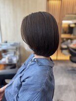 リファインド(REFINED) 収まりがキレイな前上がりのレイヤーボブ×オリーブベージュ