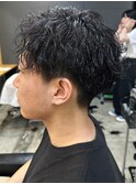 センターパートツイストスパイラルパーマ刈り上げメンズパーマ