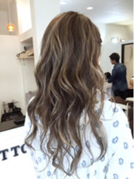 リゴレット 春日部店(RIGOLETTO) 外国人風ハイライトオンカラー