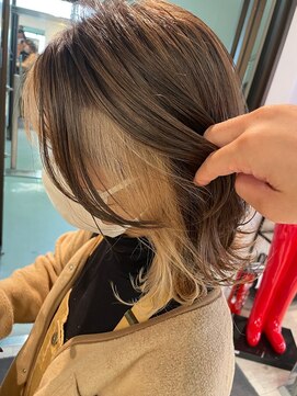 コワファーストナガサキシャンプーボーイ(COIFF1RST NAGASAKI SHAMPOO BOY) インナーカラーミルクベージュイヤリングカラーハイトーンカラー