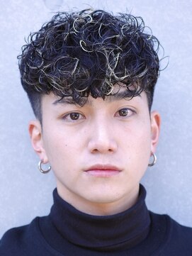 レタッチ バイ フィフス 天神大名(RETOUCH by fifth) スペインカールスパイラルパーマ波巻きマッシュフェードメンズ