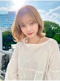 ペールベージュ　ハイトーンカラー　くびれヘアー　