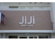 道沿いなのでわかりやすい外観です夜は看板が点灯しております