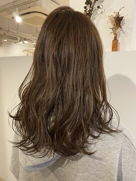 アトリエ シュシュ(atelier chou chou) 波ウェーブ　× アッシュベージュ