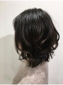 癖を生かしたミディアムボブスタイル