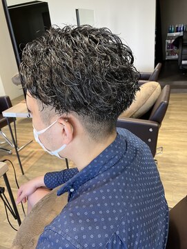 エヌプラス(N+) 波巻きツイストスパイラル刈り上げセンターパートサーフカール