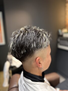 メンズサロン DATE 万博公園店 スキンフェード7/3分け・金メッシュ