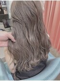 大人カーキグレージュのナチュラルなハイライトスタイル