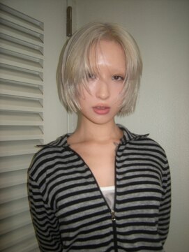 レコ 渋谷(LECO) ホワイトブロンドミニボブスタイル