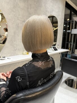 髪屋 紬 ホワイトベージュ     ミニボブ
