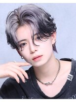 テンバイリップスヘアー(TEN by LIPPS hair)&nbsp;ホワイトシルバーアッシュエンドカラーツーブロセンターパート