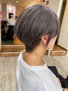 イソラブル(ISOLA-blu) 透明感グレー×パープルインナーの大人ショート