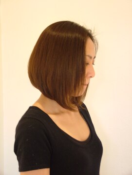 シェーン(schon) ゆるやかな丸みのあるシンプルなボブスタイル