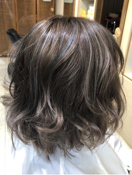 アウラニヘアーリゾート(AULANI Hair Resort) イルミナカラー シルバーメッシュ+グラデーションカラー[日野]