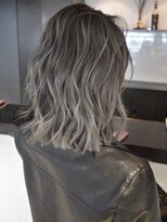 ルーヴェ(LOWE)&nbsp;トレンドは外国人風バレイヤージュとロブの大人Style