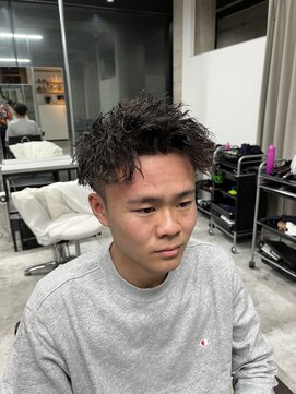 イーラ(era) ツイストスパイラルパーマアップバング短髪黒髪