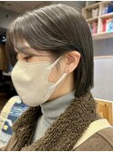 大人可愛い耳掛けショートボブオリーブグレージュくすみカラー
