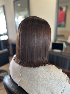 メゾン アヴァロ(Maison Avallo) ツヤ髪切りっぱなしぱっつんロブ