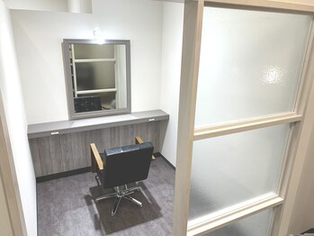 シア(sia)の写真/広々とした店内で、ゆったりとした時間が流れる♪髪のことを知り尽くした実力派スタイリストが揃う【sia】