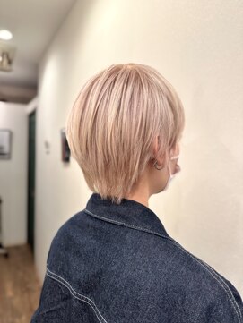 フォーカラープロブレム(4 COLOR PROBLEM) ショートヘア×ブロンドカラー