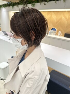 ステア ケース(stair case) 大人かわいい耳かけ丸みショートボブ2023年人気髪型