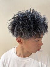 《*ハイライトにもかけられるメンズパーマ◎*》ダメージを抑え、立体感のあるパーマスタイルに!