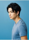 カジュアルファッションとの相性も抜群、無造作パーマショート