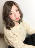 カーキベージュの大人ミディ
