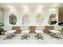 カウチ ヘアー ドレッシング(COUCH Hair Ｄressing)の雰囲気（店内はシンプルな雰囲気で落ち着くと女性のお客様に好評です◎）