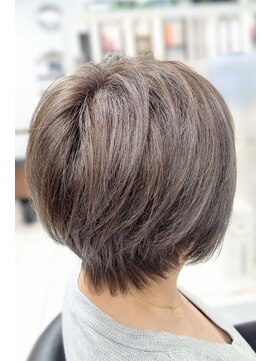 ヘアースタジオ ジェイワン(hair studio J ONE) 30代40代50代60代くびれ大人ショート　プラチナグレー脱白髪染め