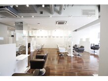 ケアウメダ(CARE UMEDA)の雰囲気（広々とした開放感のある店内です。）