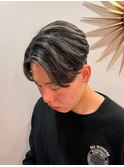 ハイライトカラー　メッシュ　センターパート　テーパーフェード