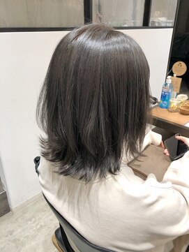 ビヨウシツ ポスタ グレー×伸ばしかけミディアム　正木ゆかり