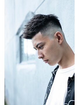 カーウォッシュバーバー(CARWASH BARBER) アップバングスキンフェードサイドパートツーブロックビジカジ