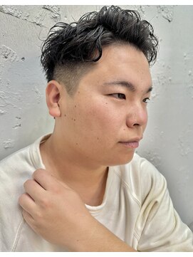 ロミーオム 本厚木(ROMMY. Homme) 刈り上げツーブロックアップバングショートビジネスメンズヘア