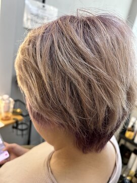 シイカ(siica) クセを活かすショートカットブリーチカラー