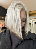 エイチ(H) xブリーチ/イメチェン/ホワイトブロンド/外ハネボブ/美髪/