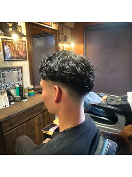 スキンフェード×毛流れパーマ