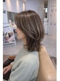 白髪を隠さず自然にぼかすハイライトショートレイヤー