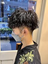 エレナ(elena)&nbsp;ツイストスパイラルパーマコンマヘアスキンフェードアッシュ束感