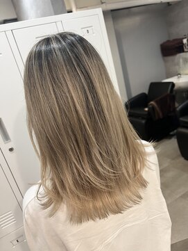 オリ(‘Oli) ホワイトベージュ　バレイヤージュ