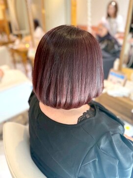 スペックホルダーミミ(Spec Holder mimi) 艶めくチェリーブラウンの丸みボブ