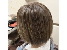 ファミリーヤ コーヴォ(Famiglia Covo)の雰囲気（30代のポツポツ白髪にハイライトで白髪をぼかしたグレージュ）