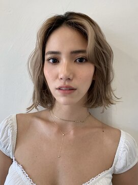 シーカ ニカイ(siika NIKAI) 女性らしいハイトーンカラーを