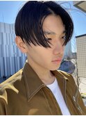 前下がりセンターパートクール黒髪メンズヘア本厚木