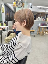 ヒビヲ(HIBIO) ショートボブ切りっぱなしボブタッセルボブミルクティーベージュ