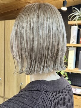 キラ 原宿(KILLA) ホワイトブロンド/ワイドバング/美髪/外ハネボブ/ダブルカラー