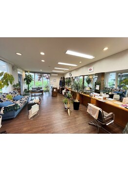 一人のスタイリストが仕上げまで担当します。ゆったりとした空間であなただけのサロンタイムを♪