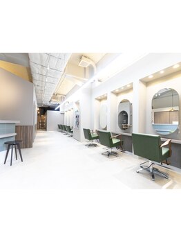 グレー×木目調ベースの洗練された内装でお洒落ながらも落ち着く空間♪癒しのSalonTimeをお過ごし下さい☆