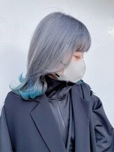 ナイン(9 nine)&nbsp;20代30代ダブルカラーシルバーブルー裾カラーミディアム外ハネ